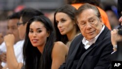 "Los-Anjeles Klippers" basketbol jamoasi egasi Donald Sterling (o'ngda)