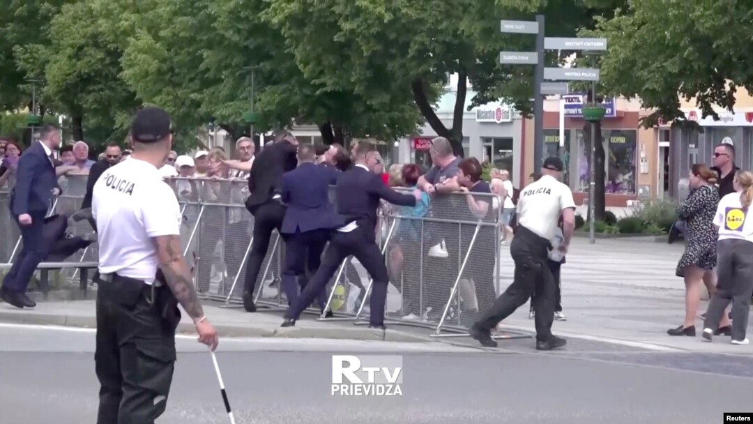 Potongan gambar dari sebuah video yang menunjukkan anggota pasukan pengamanan Perdana Menteri Slovakia Robert Fico menahan seorang pria dalam insiden penembakan terhadap Fico di Handlova, Slovakia, pada 15 Mei 2024. (Foto: RTV PRIEVIDZA/Handout via Reuters)