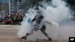 香港一名反送中抗议者把港警发射的一枚催泪弹抛回向港警。（2019年9月29日）