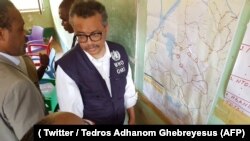 Dr Tedros Adhanom Ghebreyesus, directeur de l’Organisation mondiale de la santé, accompagné du ministre congolais de la Santé, sur le site d'une épidémie d’Ebola, à Bikoro, Tshuapa, 13 mai 2018. (Twitter/ Tedros Adhanom Ghebrey)