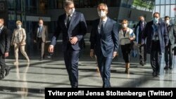 Jens Stoltenberg (D) i Aleksandar Vučić (L), u sedištu NATO-a u Briselu (Foto: Tviter profil Jensa Stoltenberga)