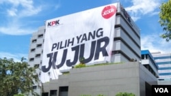 Spanduk bertuliskan 'Pilih yang Jujur' di gedung KPK, Jakarta Selatan. (VOA/Iris Gera)