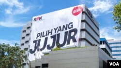 Spanduk bertuliskan 'Pilih yang Jujur' di gedung KPK, Jakarta Selatan. (VOA/Iris Gera)