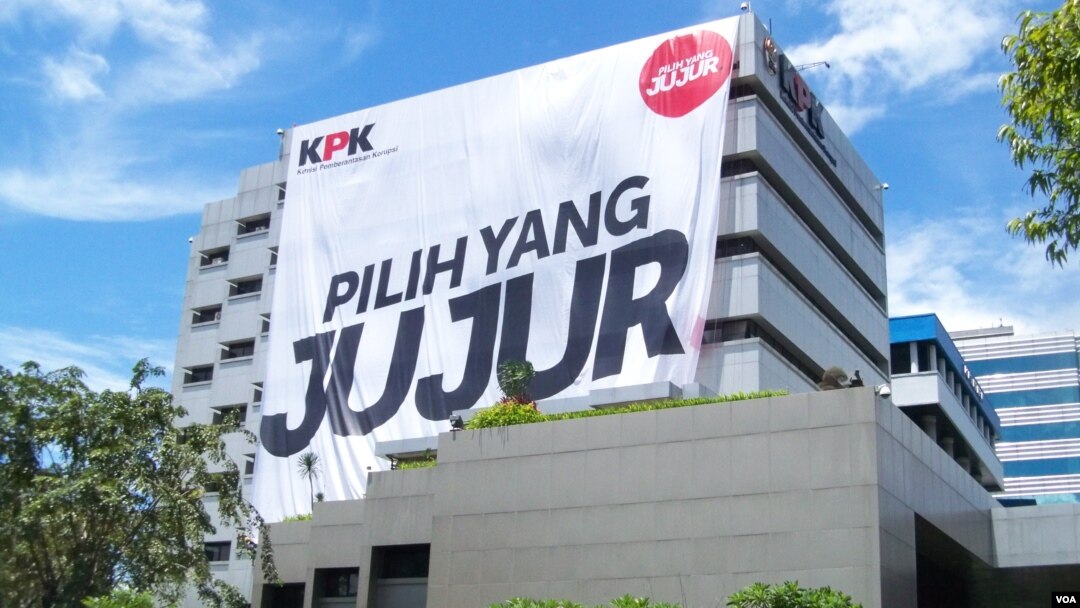 Spanduk bertuliskan 'Pilih yang Jujur' di gedung KPK, Jakarta Selatan. (VOA/Iris Gera)