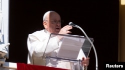 El papa Francisco durante el rezo del Ángelus desde un balcón del Vaticano el 21 de enero de 2024.