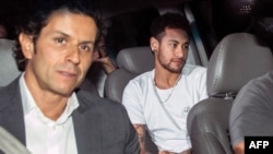 Neymar arrive à l'hôpital pour se faire opérer, à Belo Horizonte, Brésil, le 2 mars 2018.