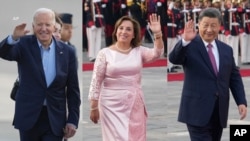 Combinación de fotografías en la que aparecen de izquierda a derecha el presidente de EEUU, Joe Biden; la presidenta de Perú, Dina Boluarte y el presidente de China, Xi Jinping, durante la cumbre de APEC, en Lima, Perú, el 14 noviembre de 2024.