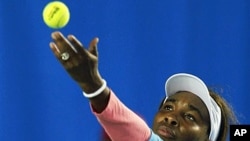 American tennis player Venus Williams serves against Li Na of China in the third days of the Hong Kong Classic exhibition tournament, 07 Jan 2011