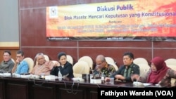 Diskusi Blok Masela 2 di Gedung MPR DPR Senayan, Jakarta (2/3). Dari kanan ke kiri: Dr.Enny Sri Hartati (INDEF), Ronny Hiiguchi (Staf Ahli Menko Kemaritiman dan Sumber Daya), Amin Sunaryadi (Kepala SKK Migas).