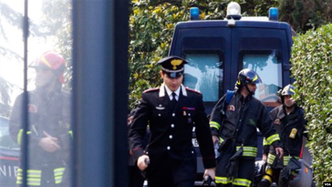 Police dan petugas pemadam kebakaran Italia berada di komplek Kedutaan Swiss di Roma setelah terjadinya ledakan.
