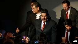 El presidente venezolano Nicolás Maduro llega a la cumbre de Unasur junto a su homólogo ecuatoriano Rafael Correa en Guayaquil. Maduro minimizó las sanciones aprobadas por el Senado.