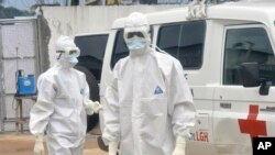Petugas kesehatan siap mengangkut korban tewas akibat ebola di Monrovia, Liberia (13/10).