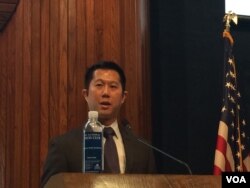 美国华裔精英组织“百人会”公布的题为 《起诉‘中国间谍’》的 报告的作者、华裔律师安德鲁·金（Andrew Kim）在“百人会”为其报告举行的发布会上。（2017年5月20日) (美国之音斯洋拍摄)
