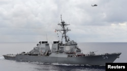 미 해군의 순항미사사일 구축함 커티스 윌버르 호가 필리핀 해를 순찰하고 있다. (자료사진)