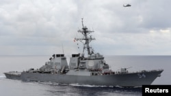 美國海軍“威爾伯號”導彈驅逐艦在菲律賓海巡邏。（2013年8月5日）