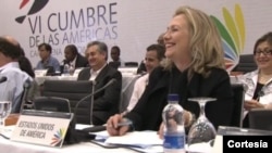 La secretaria de estado, Hillary Clinton, sonríe a un comentario del presidente Juan Manuel Santos, durante el diálogo social de la Cumbre.