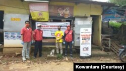 Sejumlah pengemudi ojek online yang mengambil makanan gratis di Warteg Kowantara di dekat Universitas Islam 45 Bekasi. (Foto: Courtesy/Kowantara)