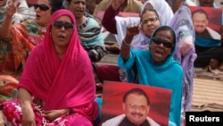 Female supporters of Pakistan's Muttahida Quami Movement (MQM) political party, chant slogans to show solidarity with their leader Altaf Hussain in Karachi, Pakistan, June 4, 2014. 