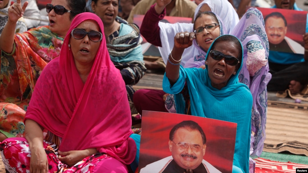 Female supporters of Pakistan's Muttahida Quami Movement (MQM) political party, chant slogans to show solidarity with their leader Altaf Hussain in Karachi, Pakistan, June 4, 2014. 