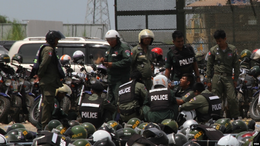 រូបឯកសារ៖ កង​កម្លាំង​សមត្ថ​កិច្ច​ប្រមាណ​១០០០នាក់​​​​ល្បាត​នៅ​ថ្ងៃអង្គារ​ទី​១៤​ មិថុនា​ឆ្នាំ​២០១៦ ​​នៅផ្លូវ​៦០​មែត្រ​ ​សង្កាត់​ចាក់អង្រែ​ក្រោម ​ខ័ណ្ឌ​មានជ័យ​ ដែល​មាន​ចម្ងាយ​ប្រមាណ​ជាង​៦០០​ម៉ែត្រ​ពី​ទីស្នាក់ការ​កណ្ដាល​គណបក្ស​ប្រឆាំង។ (VOA) 