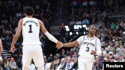 Victor Wembanyama (1) et Chris Paul (3) des San Antonio Spurs après un match contre le Utah Jazz, USA, le 31 octobre 2024.