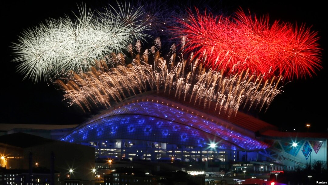 Vatromet iznad Olimpijskog parka u Sočiju tokom ceremonije otvaranja 22. Zimskih olimpijskih igara