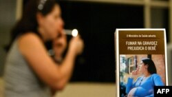 Bungkus rokok di Brazil yang menggambarkan wanita hamil perokok dengan keterangan “Kementerian Kesehatan memperingatkan: Merokok saat kehamilan berbahaya bagi kesehatan anak,” 12 September 2003, Brasilia, (foto: AFP Photo/Evaristo SA)