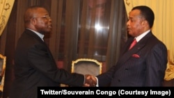 Mgr Marcelin Utembi Tapa, président de la Conférence épiscopale nationale du Congo (Cenco), à gauche, en tête d’une délégation d’évêques catholiques, salue le président Denis Sassou Nguesso, à Brazzaville, 9 janvier 2017. (Twitter/Souverain Congo)