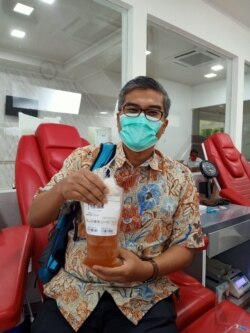 Wijayanto Samirin dengan kantung plasma yang dia donorkan pertama kali di RSPAD Gatot Subroto 7 Desember 2020. (Foto: Courtesy/Wijayanto)