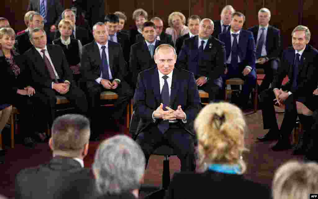 Thủ tướng Vladimir Putin nói chuyện với những người ủng hộ tại Moscow. (APEC/Misha Japaridze)