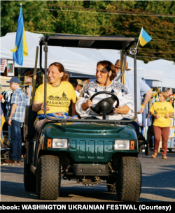 Дружина священника Марта Штеляк (праворуч) та активна парафіянка Тетяна Мурза під час українського фестивалю