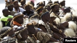 Des anciens de la tribu des zoulous attendent l'adresse du roi zoulou Goodwill Zwelithini à Durban, Afrique du Sud, 20 avril 2015.