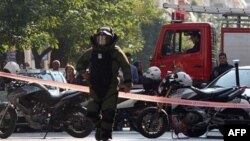 Greqia pezullon shërbimin postar pas zbulimit të tre zarfave me bombë