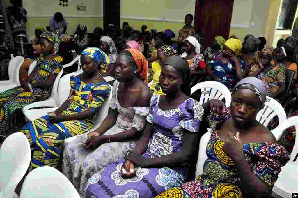 نائجیریا کے شہر چیبوک سے شدت پسند گروہ بوکو حرام نے تین سال قبل اغوا کی جانے والی درجنوں طالبات میں سے مزید 82 کو رہا کر دیا ہے۔