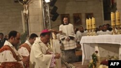 Giám mục Fouad Twal cử hành thánh lễ nửa đêm tại Nhà thờ Giáng Sinh, ở Bethlehem