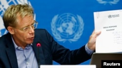 El subdirector de la Organización Mundial de Salud (OMS), Bruce Aylward muesta el documento "Ébola mapa de respuesta" durante una conferencia de prensa en Ginebra.