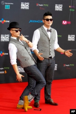 South Korean hip-hop duo Choiza and GaeKo of Dynamic Duo arrive on the red carpet at the 2011 Mnet Asian Music Awards in Singapore, Nov. 29, 2011.