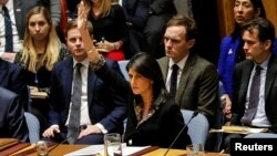 Duta Besar AS untuk PBB Nikki Haley mengveto resolusi PBB yang dirancang Mesir, mengenai putusan AS atas status Yerusalem, dalam sidang Dewan Keamanan PBB mengenai situasi di Timur Tengah, termasuk di Palestina, di markas besar PBB di New York City, 18 Desember 2017.