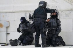 En esta foto de archivo del 6 de enero de 2021, un oficial de policía tiene los ojos enrojecidos después de un enfrentamiento con insurrectos en el Capitolio en Washington DC.