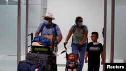 Llagada de salvadoreños del exterior al Aeropuerto Internacional de El Salvador, en San Luis Talpa, El Salvador, el 8 de marzo de 2020.