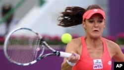 Petenis Polandia Agnieszka Radwanska memukul balik bola ke arah petenis Serbia Ana Ivanovic dalam pertandingan hari keempat Kejuaraan Qatar Terbuka di Doha (foto: 14/2).