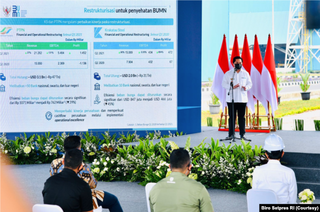 Mentreri BUMN Erick Thohir melaporkan kinerja Krakatau Steel semakin membaik dengan meraih keuntungan Rp800 miliar setelah 8 tahun merugi. (Foto: Courtesy/Biro Setpres)