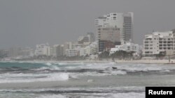 Suasana di Cancun yang diselimuti debu saat angin menghembuskannya ke kawasan tersebut dari gurun Sahara, Meksiko, 25 Juni 2020. (REUTERS / Jorge Delgado)