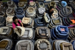 Pekerja menyortir tempat tidur anjing untuk diekspor di sebuah pabrik di Linyi, Provinsi Shandong, China 4 Juli 2018. (Foto: Reuters)