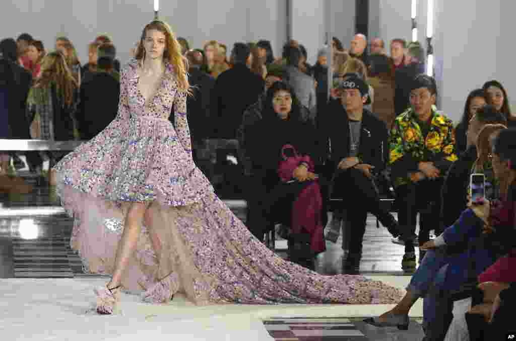 یک مدل در هفته مد پائیز و زمستان پاریس، لباسی از برند ایتالیایی گیامباتیستا والی به تن کرده است.