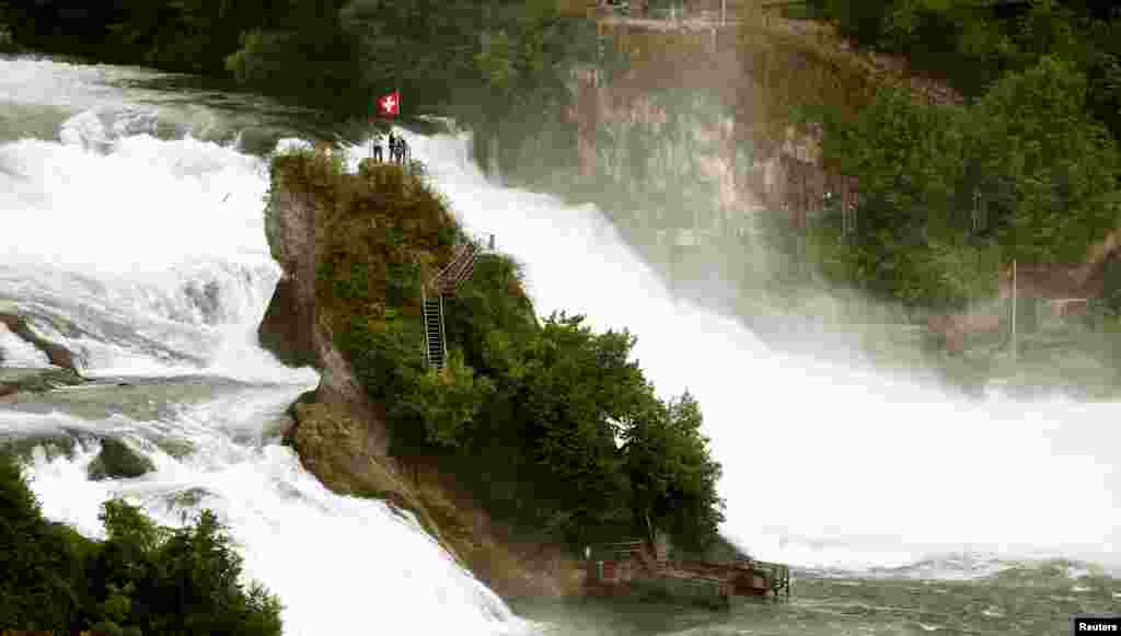 Para turis mengunjungi &quot;Rhine Falls&quot;, air terjun&nbsp;terbesar di Eropa, terletak di kota Neuhausen, Swiss.