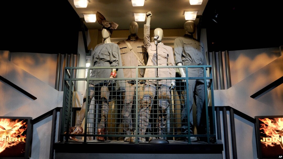 Pameran 'The Hunger Games: The Exhibition', menunjukkan seni, sains dan sejarah dunia Panem memulai tur globalnya di New York. Pameran ini menampilkan kostum ikonik termasuk gaun Girl on Fire dan gaun Mockingjay.