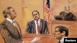 Defense lawyer Jeffrey Lichtman (L) questions FBI agent Paul Roberts (C) on the witness stand during the trial of Mexican drug lord Joaquin "El Chapo" Guzman (R) in this courtroom sketch during Guzman's trial in Brooklyn federal court in New York City, U.S., Jan. 29, 2019. 
