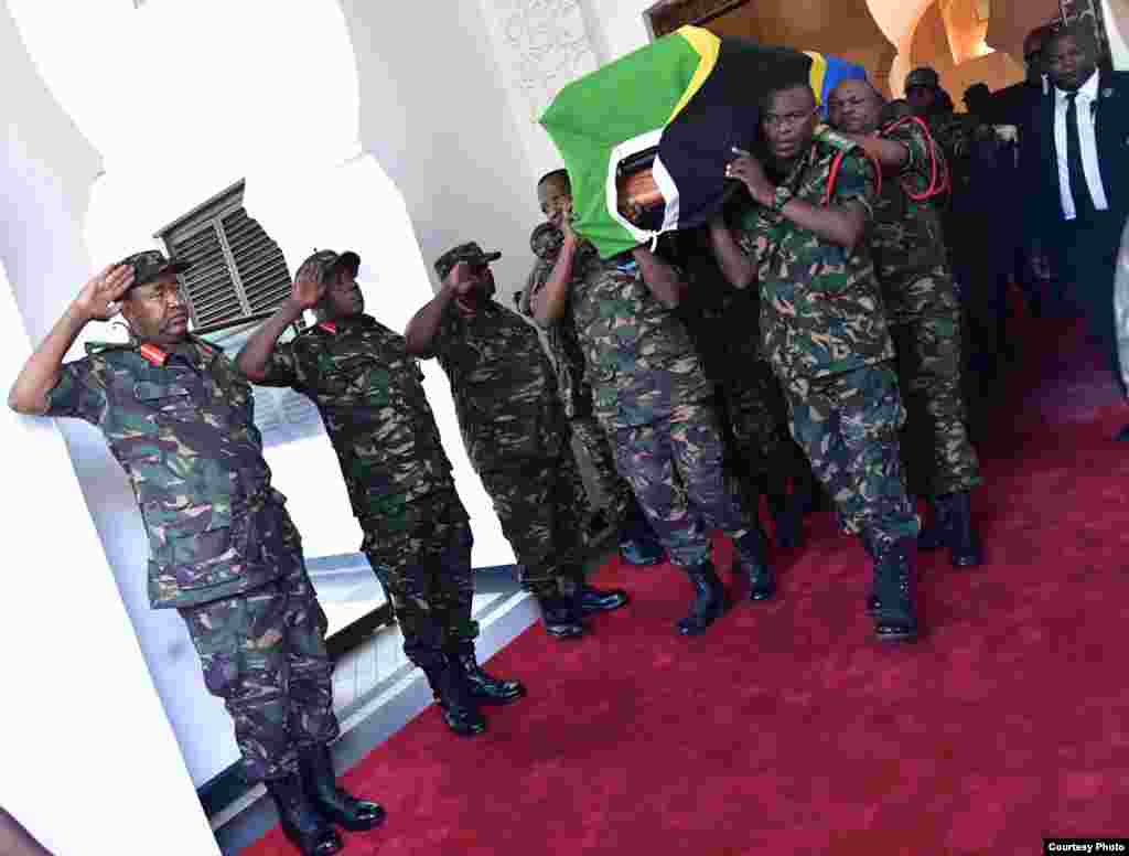 JWTZ Commanders carrying the casket of the late John Pombe Magufuli from State House to St. Petro Church, Dar es Salaam. Picha na Ikulu.