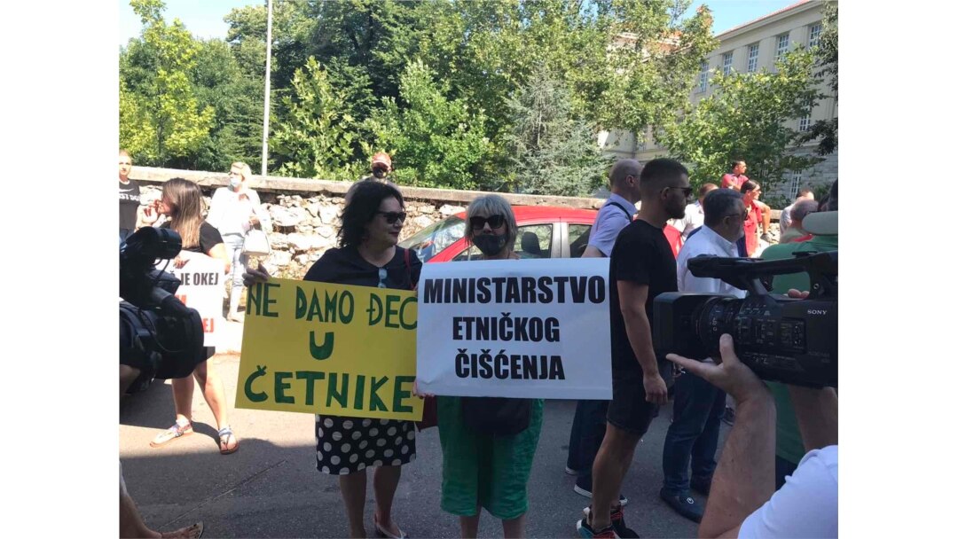Pristalice opozicije i dijela civilnog sektora protestovale su ispred Ministarstva prosvjete, kulture, nauke i sporta Crne Gore tražeći smjenu ministarke Vesne Bratić, u Podgorici, 21. jula 2021. (Foto: Predrag Milić, Glas Amerike)